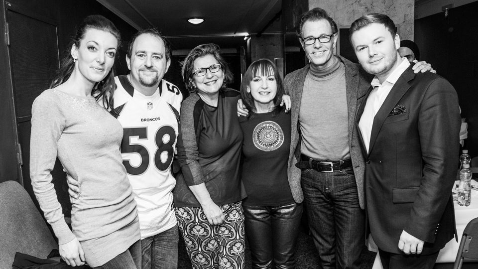 Moderátoři Klubu Evergreen Jan Smigmator a Dasha se setkali v pražské Lucerně s legendárními The Manhattan Transfer | foto: Mirek Šmikmátor jr. Moderátoři Klubu Evergreen Jan Smigmator a Dasha se setkali v pražské Lucerně s legendárními The Manhattan Transfer