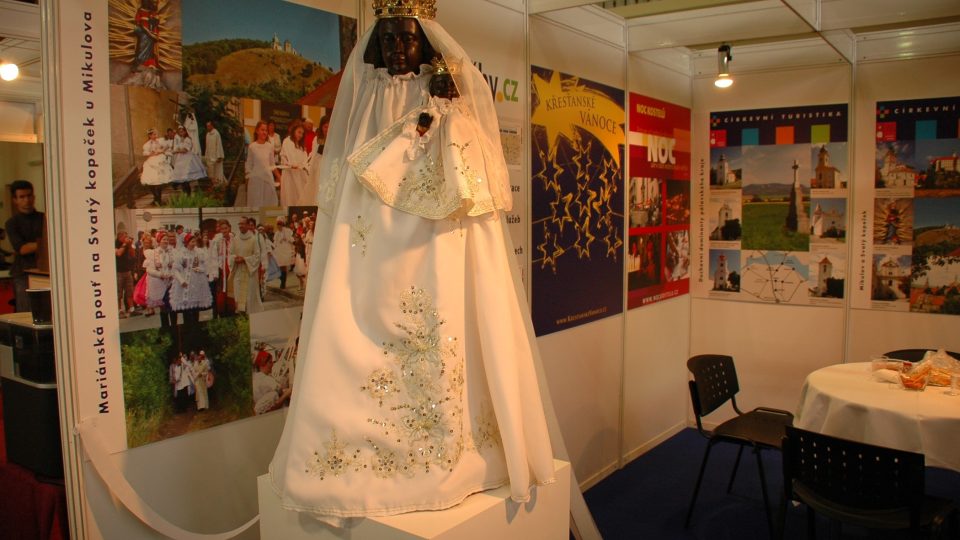 Milostna socha Madony z Mikulova ve stánku Církevní turistika na veletrhu Památky - Incheba v Praze | foto: Jana Šustová, Český rozhlas Milostna socha Madony z Mikulova ve stánku Církevní turistika na veletrhu Památky - Incheba v Praze