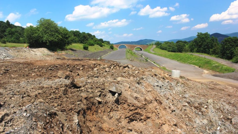 Sesuv půdy na nedokončené dálnici D8 u Litochovic