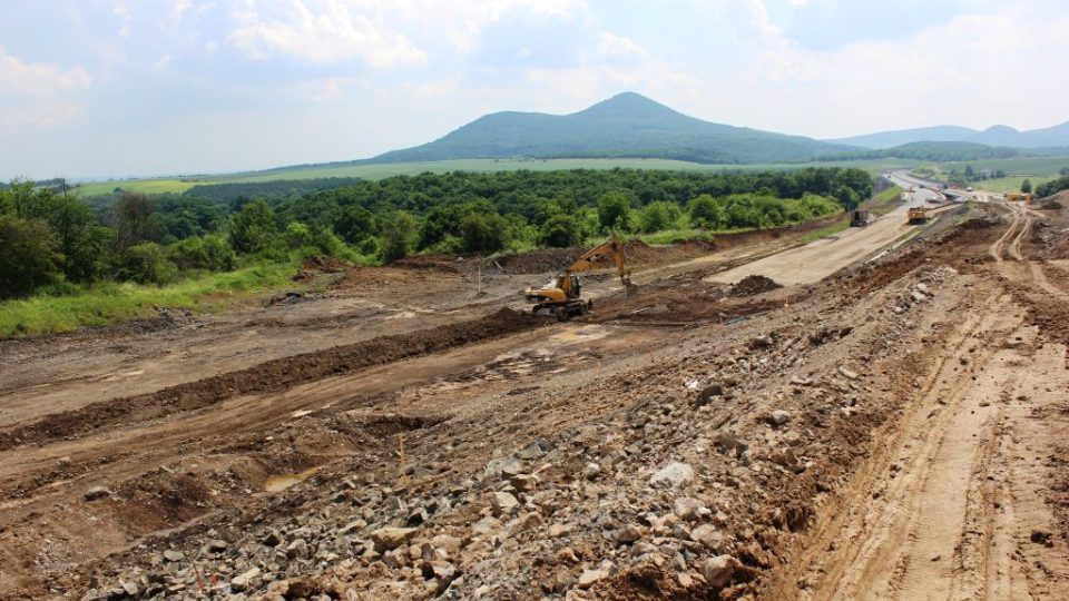 Sesuv půdy na nedokončené dálnici D8 u Litochovic