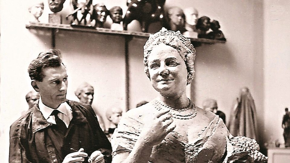 František Bělský s bustou královny matky