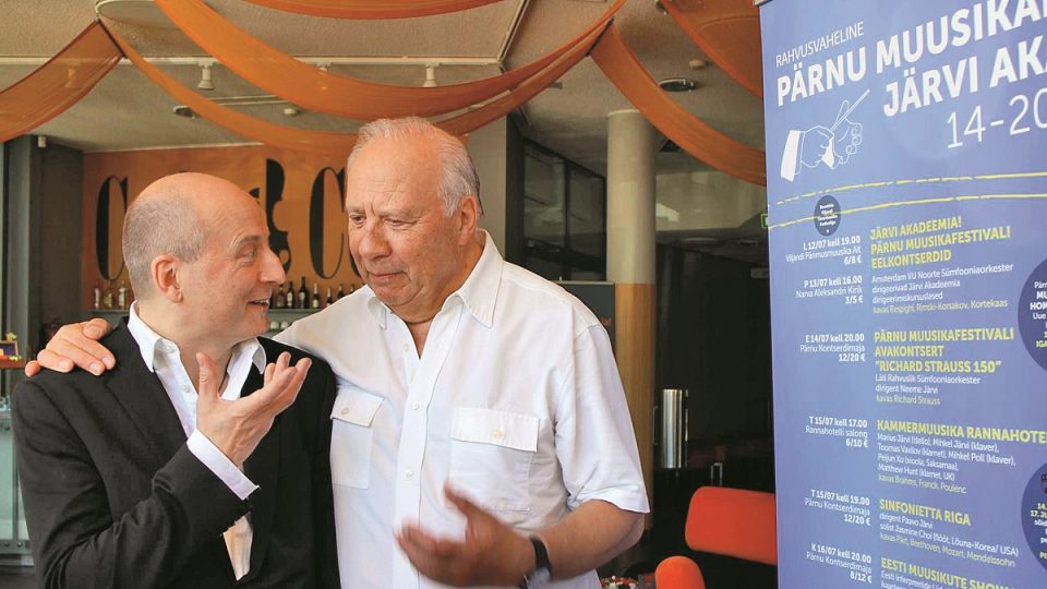 Dvě dirigentské generace. Neeme Järvi se synem Paavem na festivalu v Pärnu v roce 2014. Paavo Järvi o svém otci říká: ,,Je to ten nejlaskavější člověk, co znám."