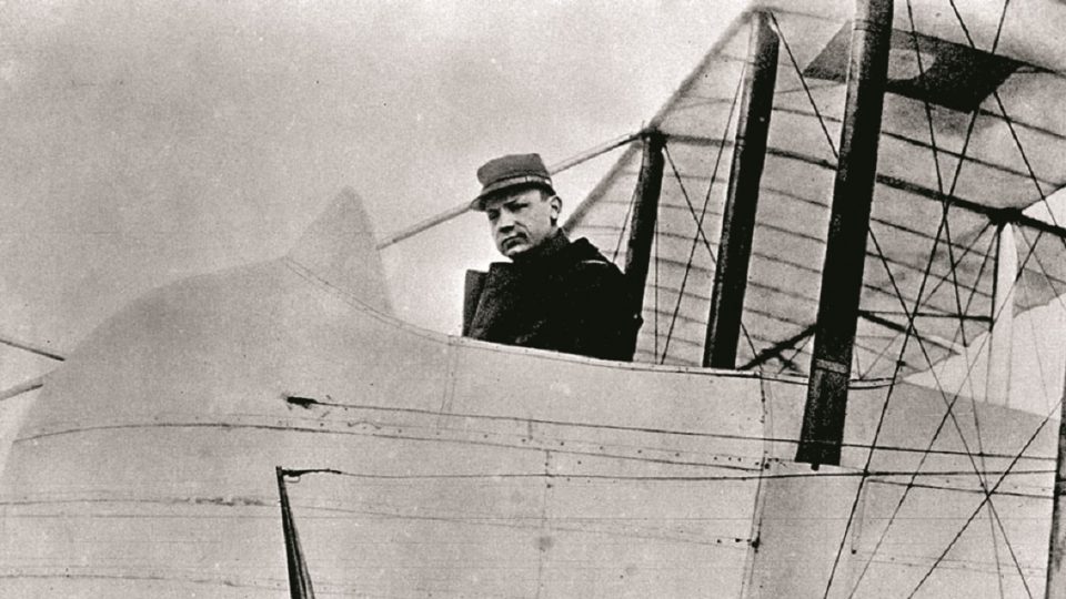 Štefánik byl vášnivým pilotem. Na snímku v letadle na francouzské frontě v roce 1915.