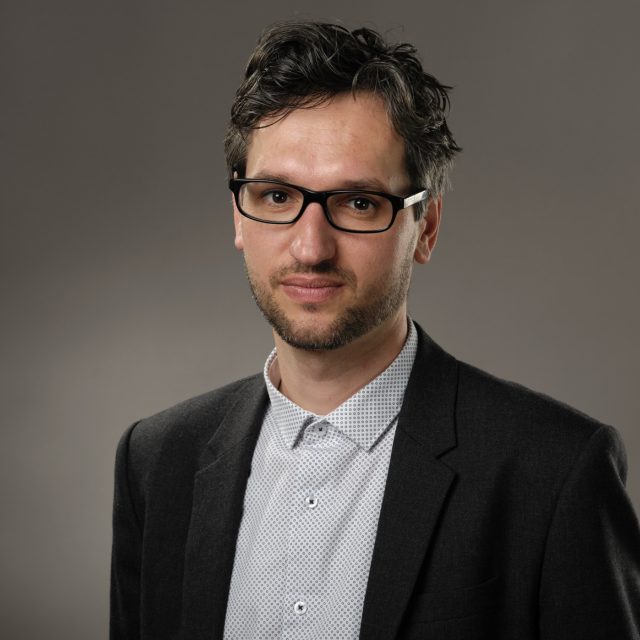 Architekt Adam Gebrian moderuje na Radiu Wave pořad Bourání | foto: Khalil Baalbaki,  Český rozhlas