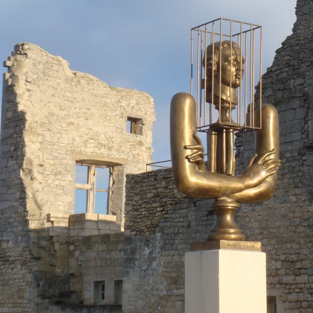 Pomník markýzi de Sade v ruinách hradu La Coste | foto: licence Creative Commons Attribution-Share Alike 3.0 Unported,   Millevache