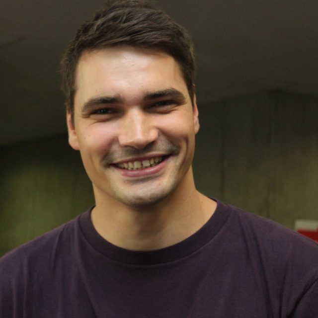 Jeho bratr je Japonec,  sestra japanoložka. „Já umím japonsky jen pár slov,  která se nedají veřejně publikovat.“ Daniel Stach ale mluví anglicky,  francouzsky a německy | foto: Adam Kebrt,  Český rozhlas