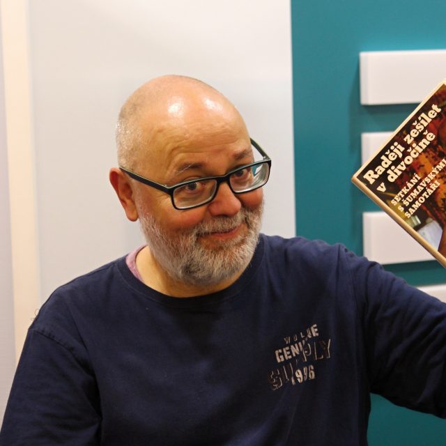 Aleš Palán se svou knihou Raději zešílet v divočině | foto: Michaela Doubravová