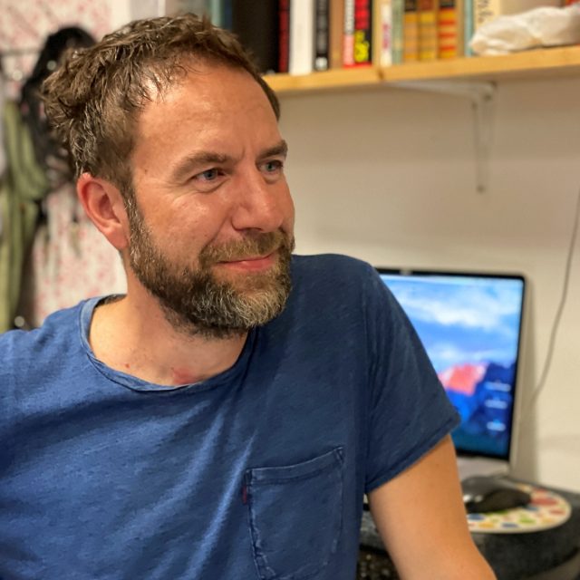 Milan Cais je bubeník a zpěvák kapely Tata Bojs a kromě toho taky sochař a výtvarník | foto: Tomáš Černý,  Český rozhlas