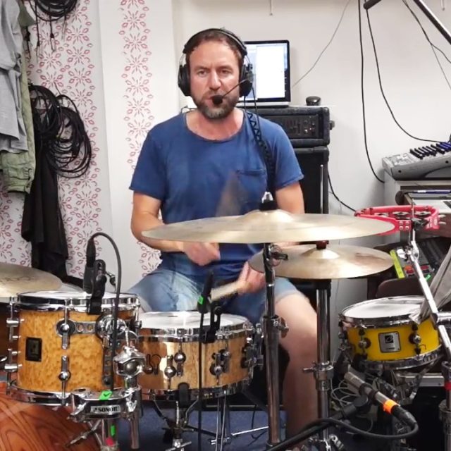 Bubeník a zpěvák Milan Cais z kapely Tata Bojs během živého přenosu na Radiožurnálu | foto: Český rozhlas