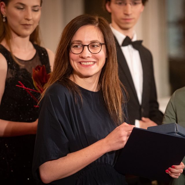 Dramaturgyně Lenka Veverková při přebírání ceny za dílo Krásný malý obludy. | foto: Jiří Šeda,  Český rozhlas
