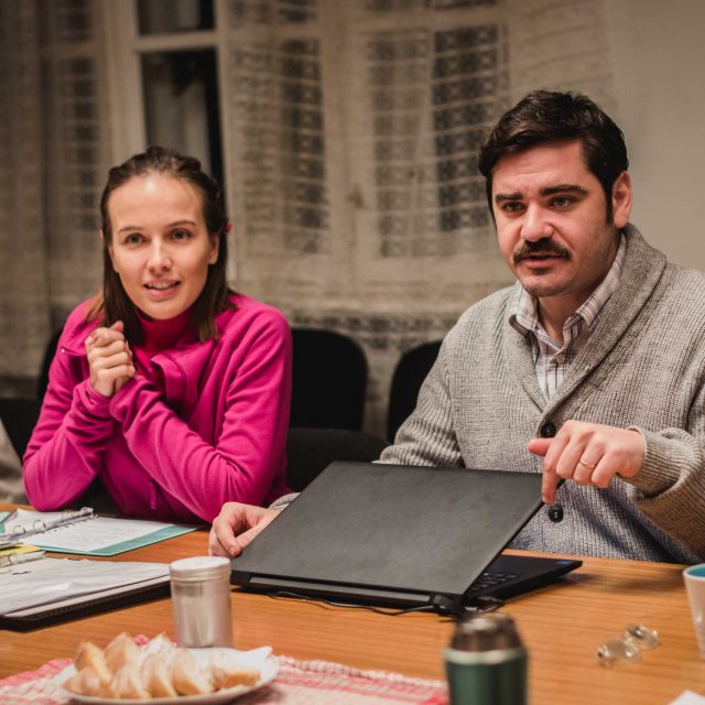 Tereza Ramba a Vojtěch Kotek jako idealistická a vlastně politováníhodná manželská dvojice | foto: Cinemart