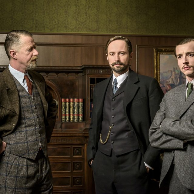 Jiří Langmajer,  Jaroslav Plesl a Denis Šafařík v seriálu Zločiny Velké Prahy | foto: Česká televize