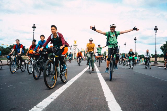 Cyklisté na mostě Alexandra III. v Paříži | foto: Fred Pixlab,  Unsplash,  CC0 1.0