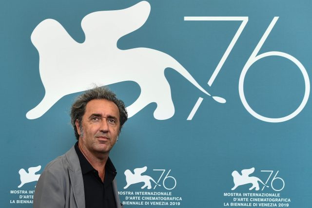 Paolo Sorrentino získal světové renomé jako režisér vizuálně výrazných filmů,  neztratil by se ale ani jako spisovatel | foto: Profimedia