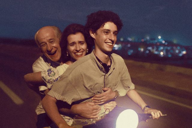 Ve filmu Boží ruka Sorrentino načrtává soustředné rodinné kruhy obklopující ústředního hrdinu Fabietta  | foto: Netflix