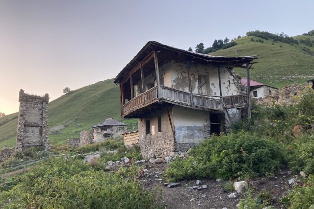 Gruzínská oblast Svanetie ožívá turisty. Spí se u lidí v jejich domech,  jí se lokální prosté,  ale skvělé jídlo | foto: Ľubomír Smatana,  Český rozhlas