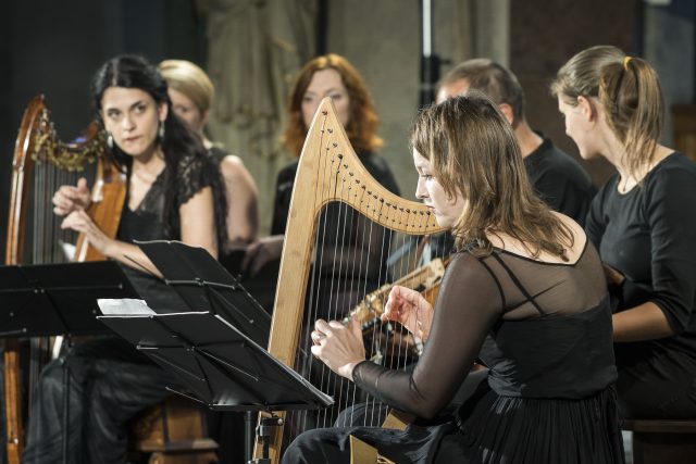Hana Blažíková a Barbora Kabátková - zpěv,  středověké harfy | foto: Petra Hajská