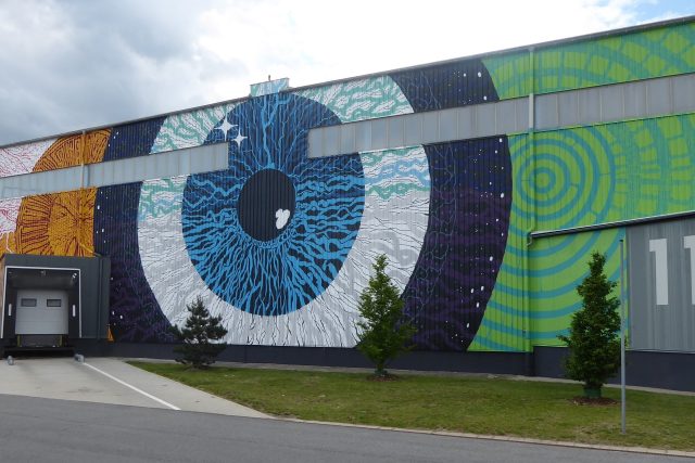 Obří oko ve střední části Škapova muralu | foto: Bronislav Pražan