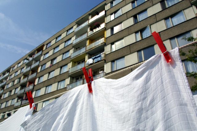 Na sídlištích bydlí celá třetina obyvatel Česka. Ceny za panelákové byty rostou enormní rychlostí,  i přestože se o nich tvrdí,  že nejsou příliš kvalitní | foto: Profimedia