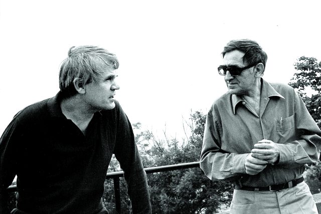 Milan Kundera žije od roku 1975 ve Francii,  ale Brno stále miluje,  říkají jeho přátelé. Milan Kundera a básník Jan Skácel na Špilberku | foto: Věra Kunderová