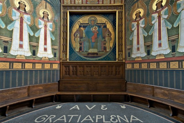 Deskový obraz Panny Marie s Ježíškem v apsidě kostela,  anděly malovaly sestry | foto: archiv Spolku přátel beuronského umění