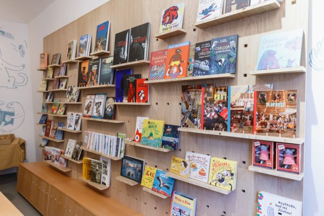 Nakladatelství knih pro děti otevřelo pod Vyšehradem knihkupectví | foto: Tomáš Česálek,  Meander