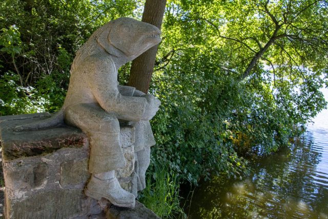 Socha vodníka na kamenném mostě nad potokem vytékajícím z rybníka | foto: Profimedia
