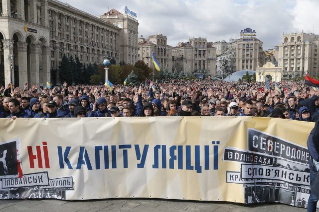 Demonstranti v Kyjevě s nápisem „Ne kapitulaci“ | foto: Efrem Lukatsky,  ČTK/AP