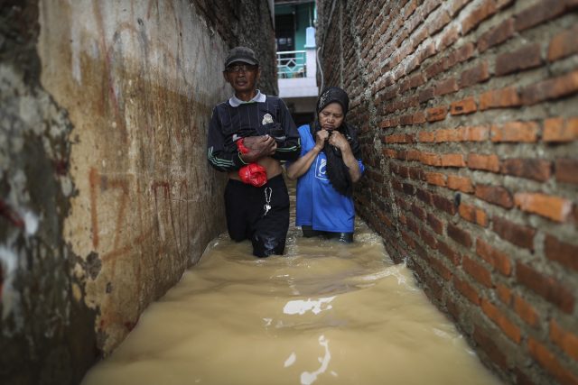 Vedení Jakarty nechce vidět situaci tak černě. Čerpání vody je podle něj v pořádku,  pokud občané budou dodržovat jistá opatření | foto: Fotobanka Profimedia
